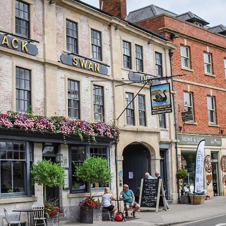 The Black Swan Inn 데비지스 외부 사진